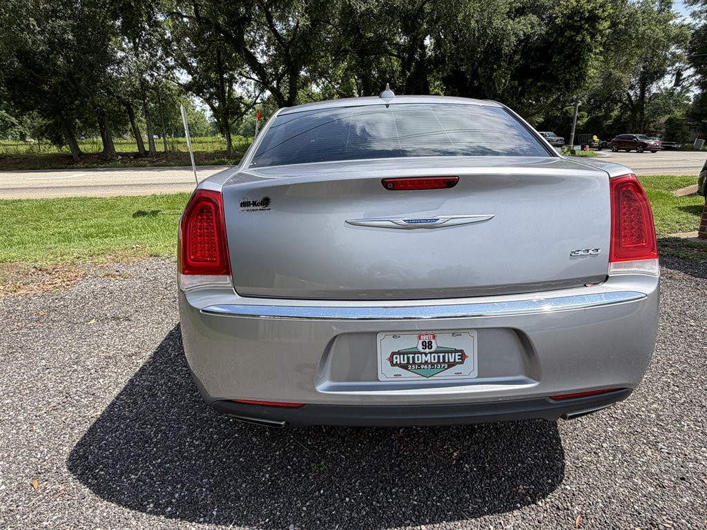 2018 Chrysler 300 Limited - Photo 9